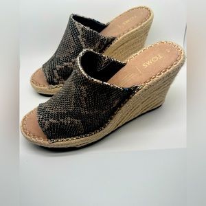 TOMS SNAKESKIN WEDGES